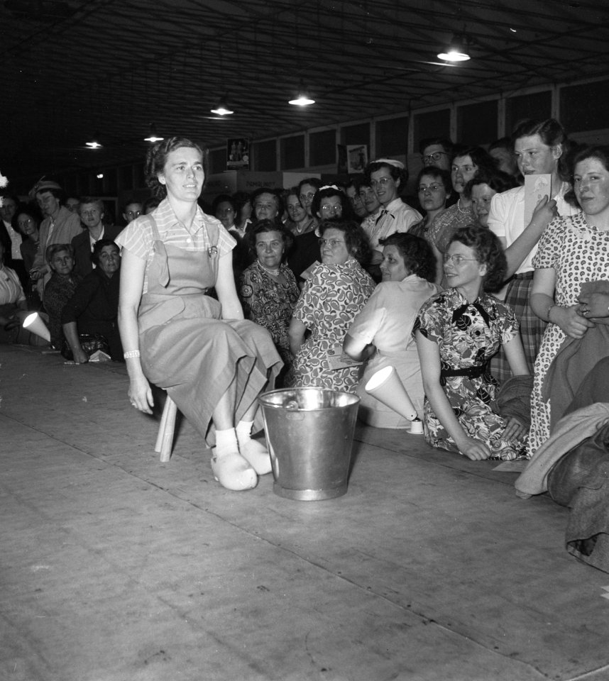 Landbouwtentoonstelling Utrecht vrouwen-modeshow, Bestanddeelnr 905-0877