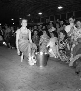 Landbouwtentoonstelling Utrecht vrouwen-modeshow, Bestanddeelnr 905-0877