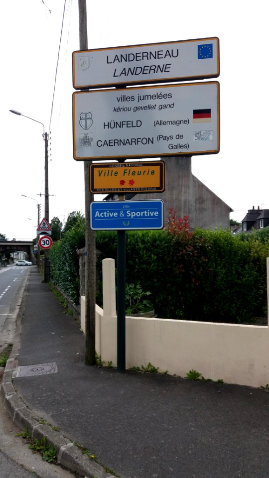 Landerneau - Rue de la Tour d'Auvergne - Panneaux Landerneau et villes jumelées