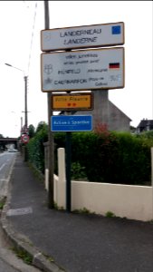Landerneau - Rue de la Tour d'Auvergne - Panneaux Landerneau et villes jumelées