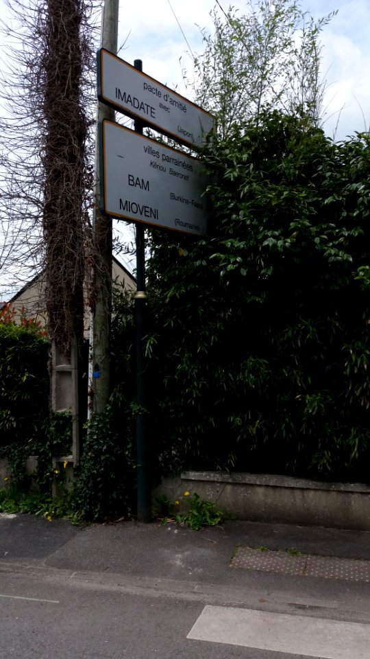 Landerneau - Rue de la Tour d'Auvergne - Panneaux pacte d'amitié et parrainages