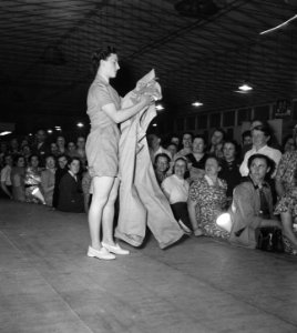 Landbouwtentoonstelling Utrecht vrouwen-modeshow, Bestanddeelnr 905-0879
