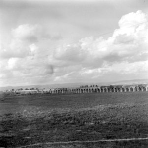 Landschap bij Naharya met bogen van een Turks aquaduct, Bestanddeelnr 255-1509