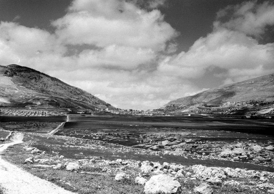 Landschap langs de weg van Ramallah naar Nablus, Bestanddeelnr 255-5558