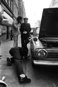 Landelijke aktie van politie naar technische staat autos politie controleert aut, Bestanddeelnr 928-5215
