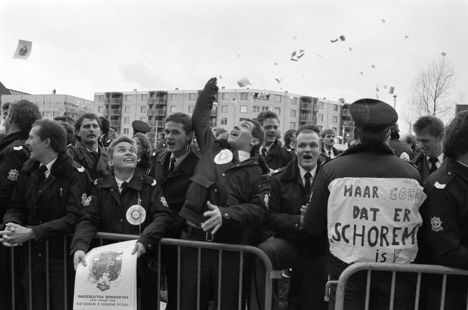 Landelijke actiedag politie agent met tekst over schorem, Bestanddeelnr 934-3572