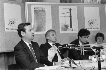 Landelijke AIDS-campagne van start in Den Haag v.l.n.r staatssecretaris Dees ,, Bestanddeelnr 933-9525