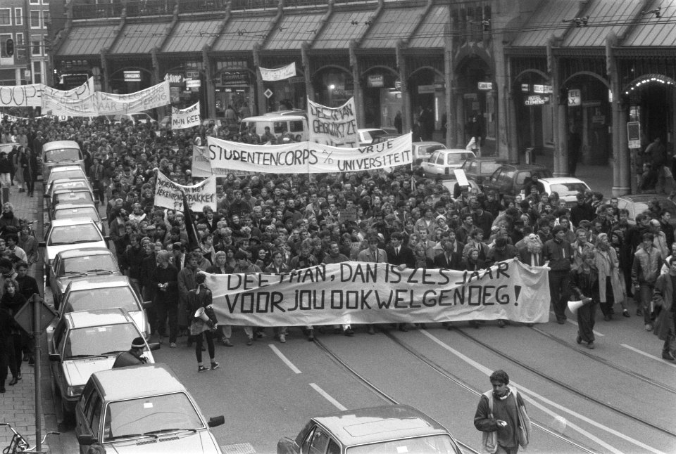 Landelijke demonstratie studenten in Amsterdam tegen beleid van minister Deetman, Bestanddeelnr 934-1419
