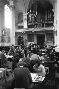 Landelijke belastingaangiftedag in Mozes en Aaronkerk in Amsterdam mensen aan t, Bestanddeelnr 932-9101