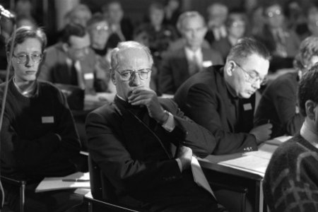 Landelijk Pastoraal Overleg in Noordwijkerhout kardinaal Simonis in de zaal, Bestanddeelnr 933-8777