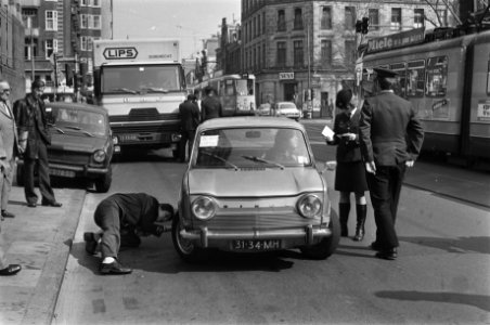 Landelijke aktie van politie naar technische staat autos politie controleert aut, Bestanddeelnr 928-5214