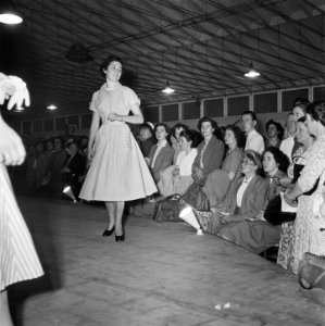 Landbouwtentoonstelling Utrecht vrouwen-modeshow, Bestanddeelnr 905-0886