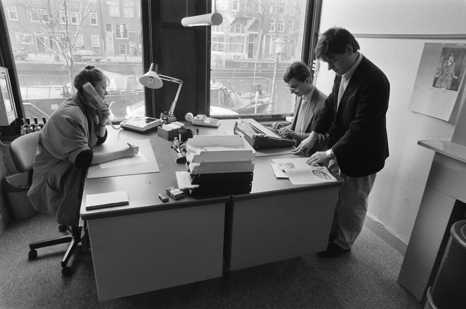 Landelijk Infocentrum Scholieren geopend in Amsterdam scholieren die werkzaam z, Bestanddeelnr 933-9386