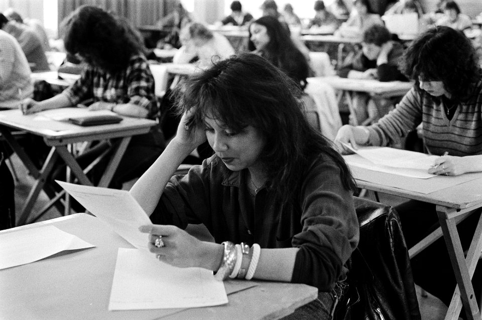 Landelijke eindexamens voor middelbare scholen, eindexamenkandidate bezig met examen op Berlage Scholengemeenschap, Bestanddeelnr 931-4637