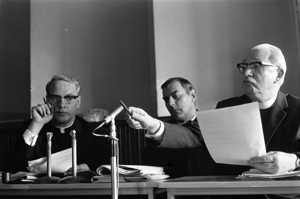 Landelijk pastoraal overleg in Noordwijkerhout vlnr mgr Simonis , mgr Blu, Bestanddeelnr 927-4201