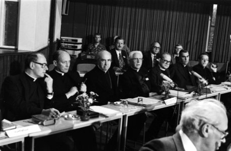 Landelijk Pastoraal Overleg de bisschoppen v.l.n.r. Simonis, Moller, Wielebrand, Bestanddeelnr 929-9671
