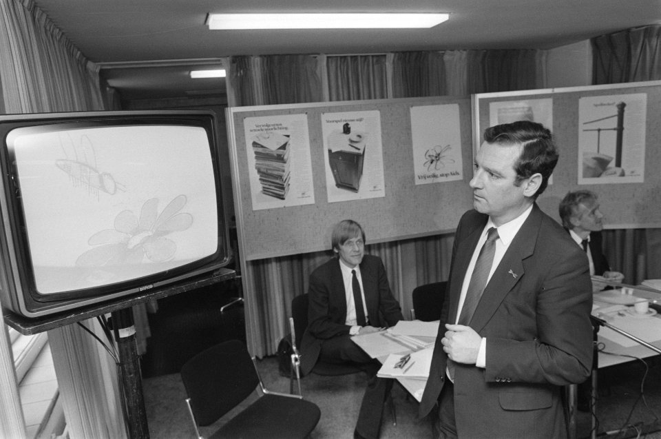 Landelijke AIDS-campagne van start in Den Haag staatssecretaris Dees bekijkt A, Bestanddeelnr 933-9526
