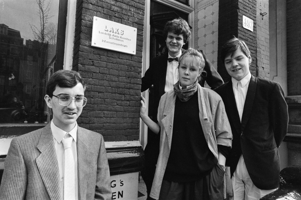 Landelijk Infocentrum Scholieren geopend in Amsterdam scholieren die werkzaam z, Bestanddeelnr 933-9385