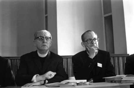 Landelijk pastoraal overleg in Noordwijkerhout mgr Simonis , mgr Bluyssen , k, Bestanddeelnr 927-4202