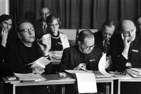 Landelijk Pastoraal Overleg te Noordwijkerhout, nummer 35 mgr Gijsen (met pijp), Bestanddeelnr 926-1848
