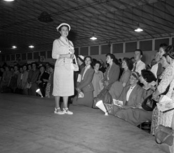 Landbouwtentoonstelling Utrecht vrouwen-modeshow, Bestanddeelnr 905-0883