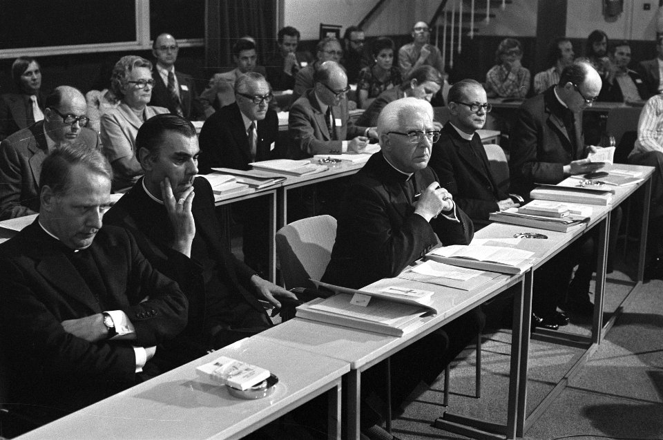 Landelijk pastoraal overleg in Noordwijkerhout mgr Simonis , mgr Bluyssen , k, Bestanddeelnr 927-4204