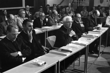 Landelijk pastoraal overleg in Noordwijkerhout mgr Simonis , mgr Bluyssen , k, Bestanddeelnr 927-4204