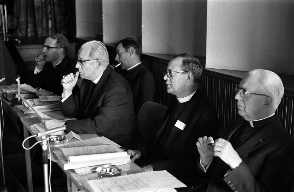 Landelijk pastoraal overleg in Noordwijkerhout nr 23, 2 vlnr mgr Simonis , Bestanddeelnr 927-4203