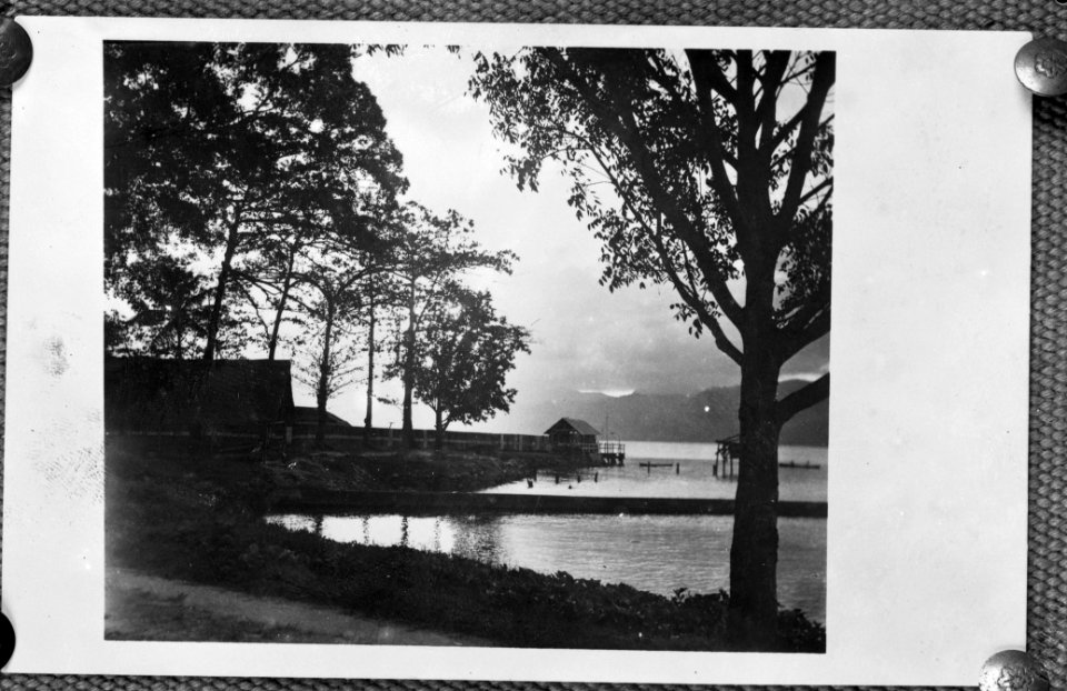 Landschap. Zicht op rivier of baai met aanlegsteiger, Bestanddeelnr 8737