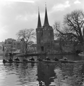 Laga (Delft) traint voor Head of River. Op de achtergrond de Oostpoort, Bestanddeelnr 913-6913