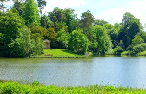 Lake and Doric Temple - Bowood - Wiltshire, England - DSC00606