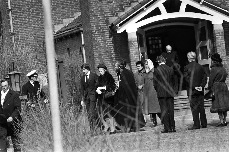 Lady Sykes ( 2e van links ) met familie verlaten na de dienst de Anglicaanse ker, Bestanddeelnr 930-1862