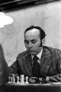 Lajos Portisch geconcentreerd achter het bord, Bestanddeelnr 929-0619