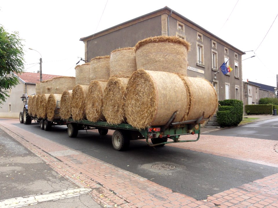 Laix (Meurthe-et-M.) mairie et tracteur