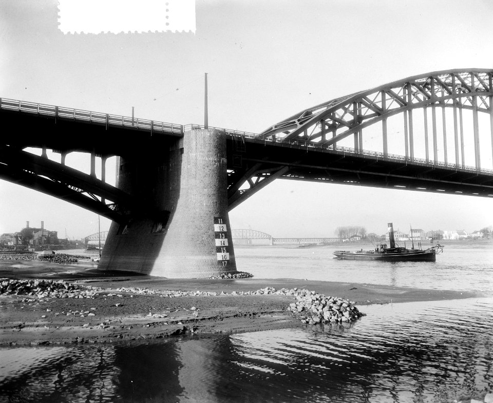 Lage waterstand bij Waalbrug Nijmegen, Bestanddeelnr 907-4558