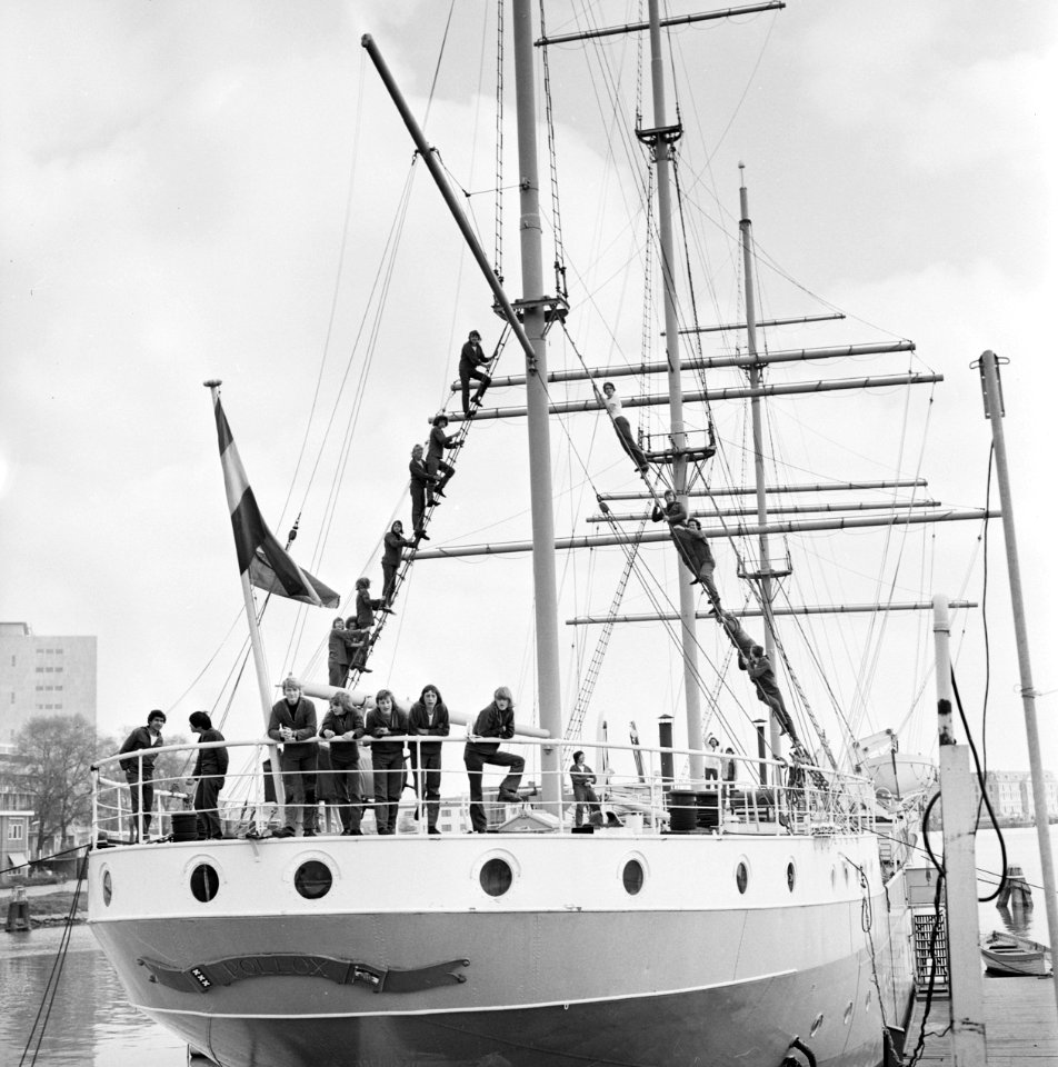Lagere Zeevaartschool Pollux bestaat 125 jaar het hele schip met leerlingen in , Bestanddeelnr 927-1335