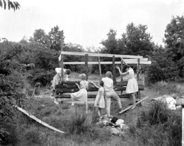 Lagere scholen in Hilversum begonnen met de bouw jongens meisjesstad, de meisjes, Bestanddeelnr 916-6882