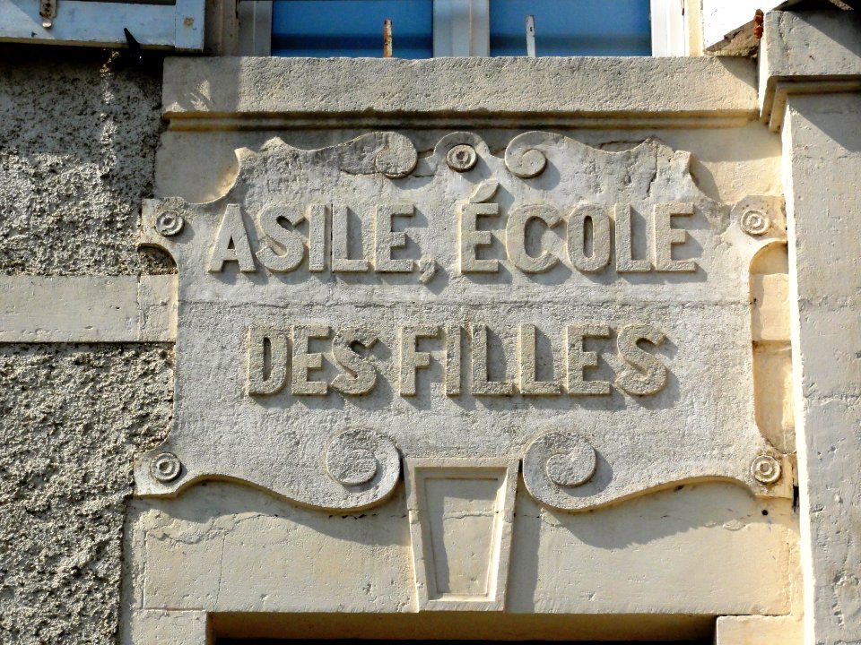 Lagney (Meurthe-et-M.) mairie-écoles, détail plaque Asile, école des filles