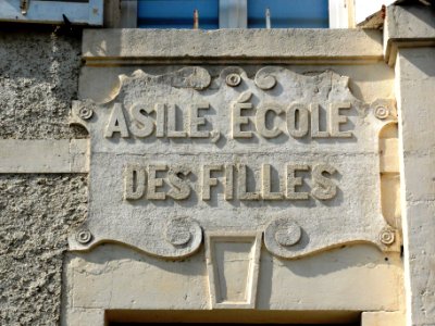 Lagney (Meurthe-et-M.) mairie-écoles, détail plaque Asile, école des filles