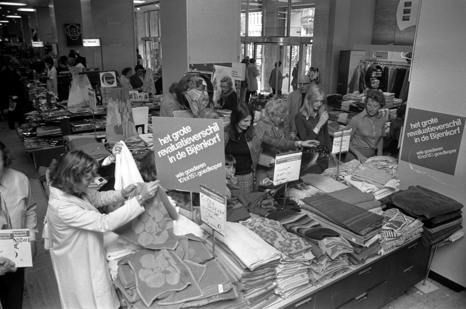 Lagere prijzen in de Bijenkorf door revaluatie van gulden, Bestanddeelnr 926-7060