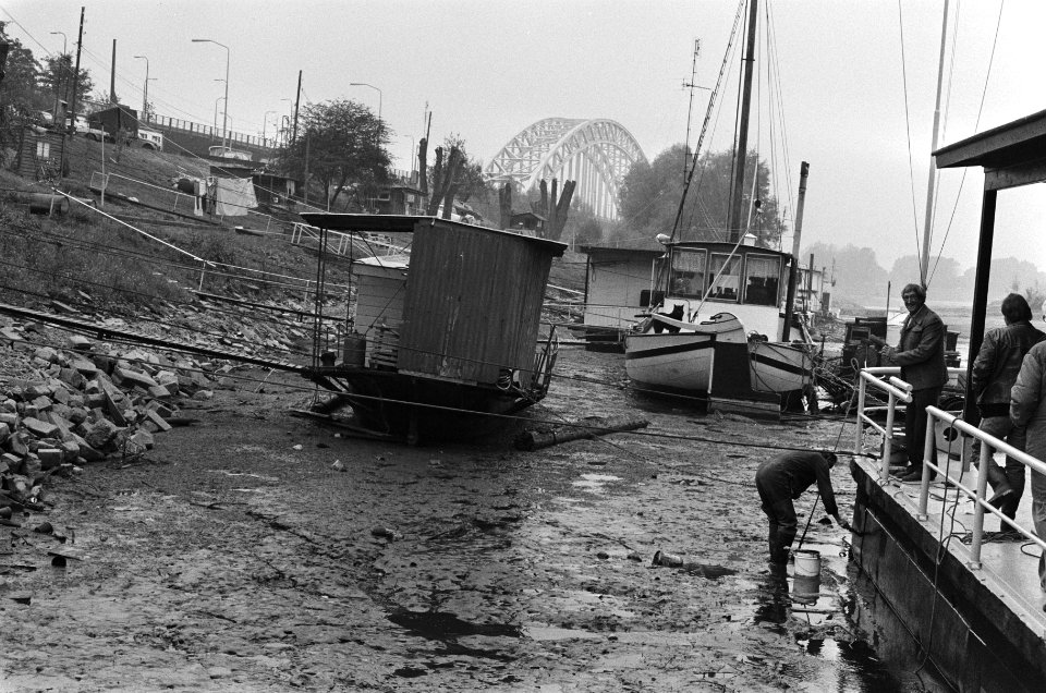 Lage waterstand in grote rivieren drooggevallen schepen in de Waal bij Nijmegen, Bestanddeelnr 933-4701