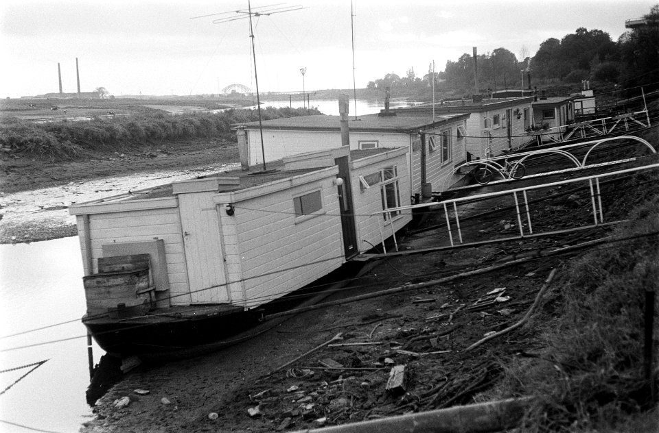 Lage waterstand van grote rivieren. Woonboten in Arnhem bij Onderlangs liggen sc, Bestanddeelnr 922-9107