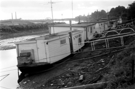 Lage waterstand van grote rivieren. Woonboten in Arnhem bij Onderlangs liggen sc, Bestanddeelnr 922-9107