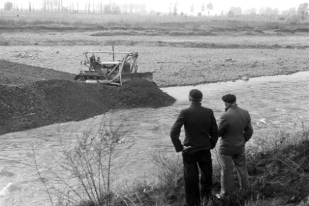 Lage waterstand in de Maas, bulldozer aan het werk, Bestanddeelnr 910-7514