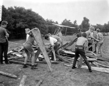 Lagere scholen in Hilversum begonnen met de bouw jongens meisjesstad, de meisjes, Bestanddeelnr 916-6883