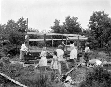 Lagere scholen in Hilversum begonnen met de bouw jongens meisjesstad, de meisjes, Bestanddeelnr 916-6879