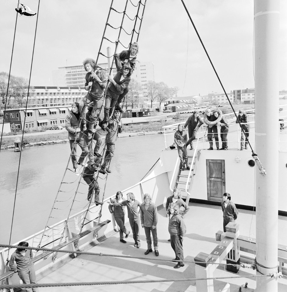Lagere Zeevaartschool Pollux bestaat 125 jaar leerlingen in het want van opleid, Bestanddeelnr 927-1332