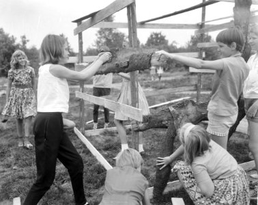 Lagere scholen in Hilversum begonnen met de bouw jongens meisjesstad, de meisjes, Bestanddeelnr 916-6886