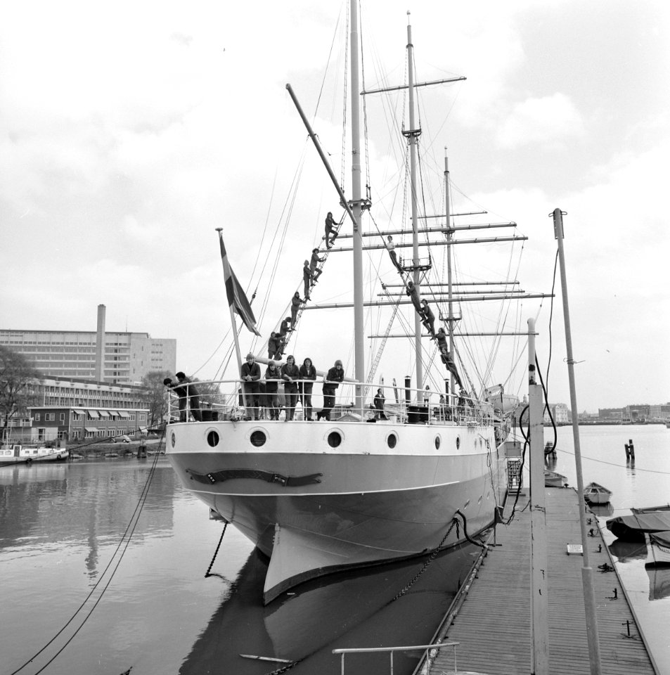 Lagere Zeevaartschool Pollux bestaat 125 jaar leerlingen in het want van opleid, Bestanddeelnr 927-1334