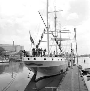 Lagere Zeevaartschool Pollux bestaat 125 jaar leerlingen in het want van opleid, Bestanddeelnr 927-1334